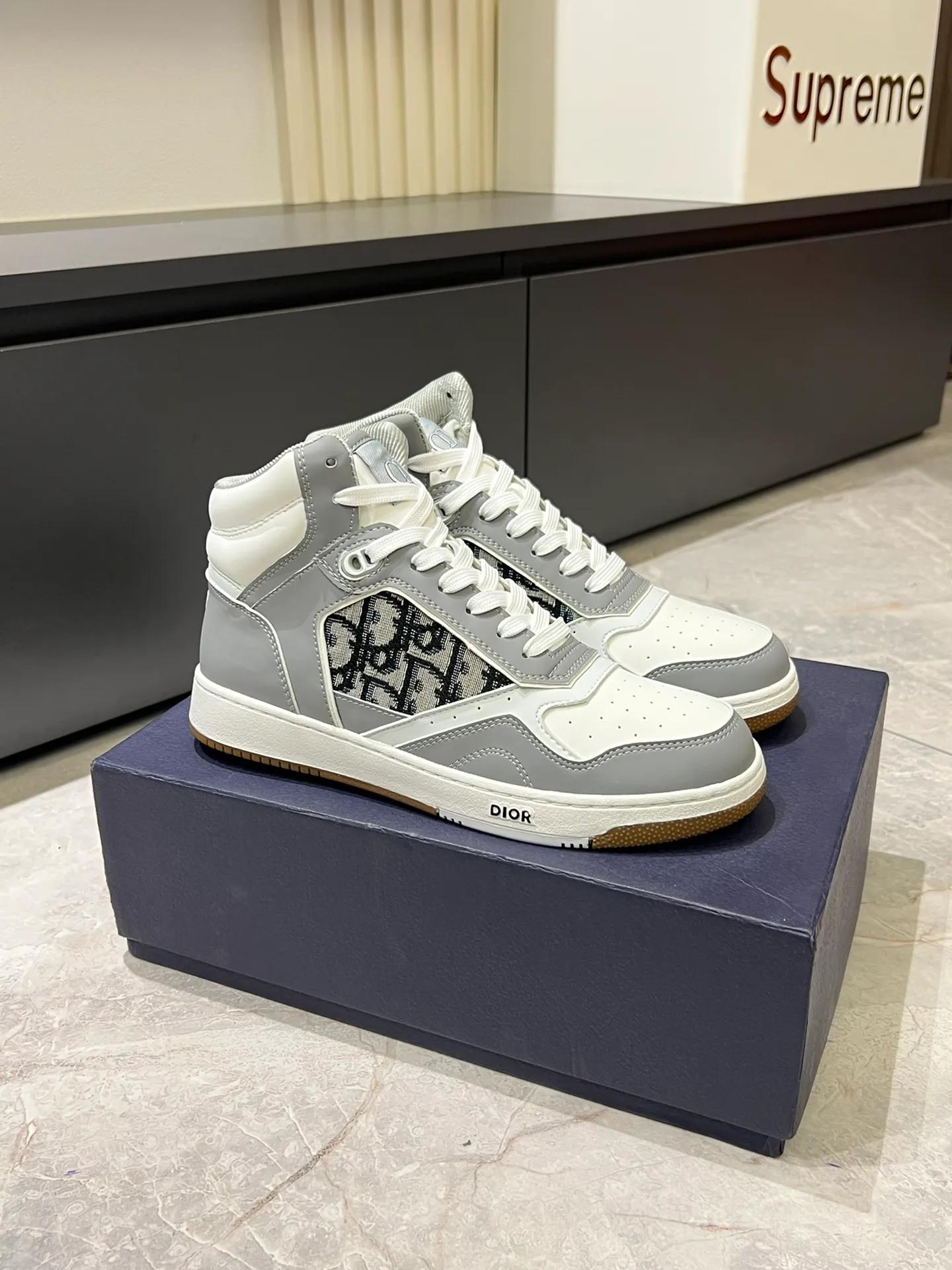 Men's shoes 💰p460 "Dio*" mid-top B27 casual sneakers. This B27 high-top sneaker is a new product in the series and continues Di*r's classic style. Crafted from gray and white smooth calf leather with beige and black Oblique print panels on the sides. The "CD Icon" shaped shoelace eyelets are clever and delicate, and the two-color rubber sole, rear collar and heel are all equipped with the brand's iconic details to enhance the style. Oblique printed straps at the ankle allow for an adjustable fit to complement the overall design. Fashionable and versatile, it can complement any look. Create an exquisite design with unique dynamic vitality and modern atmosphere, presented in low-top and high-top styles. This new must-have shoe adds a new dimension to Dior's archive heritage, embodying modern elegance. Purchase the original version and make it 1:1. If you need top quality, please come to me! Male 38-44!
